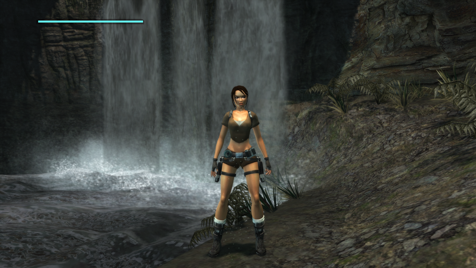 Auf einem Sceenshot aus dem Computerspiel 'Tomb Raider Legend' steht eine Frau vor einem Wasserfall.